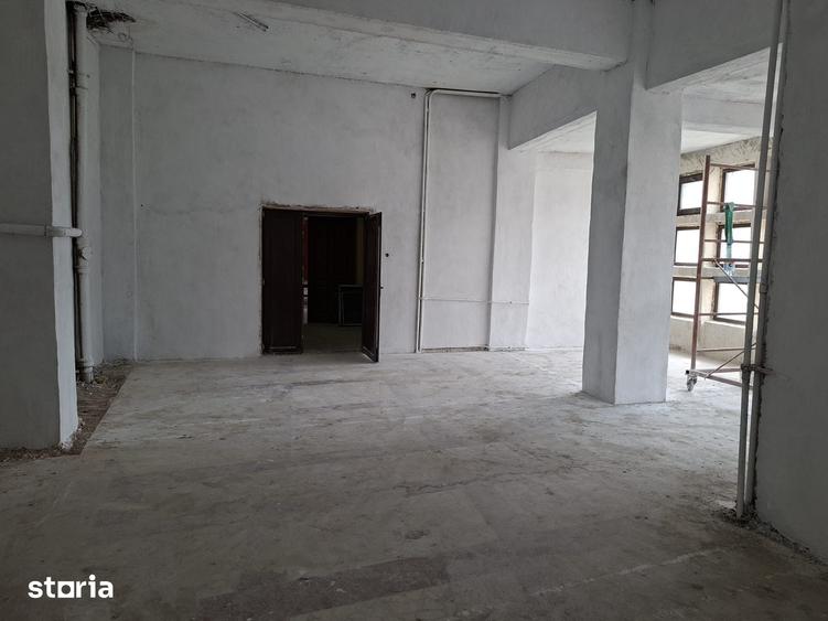 Spațiu comercial, de 180 mp, în Albert