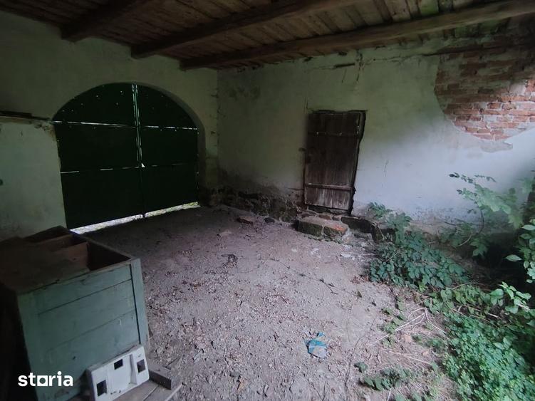Casă cu 6 camere cu Teren 4800 Mp în Bârzava