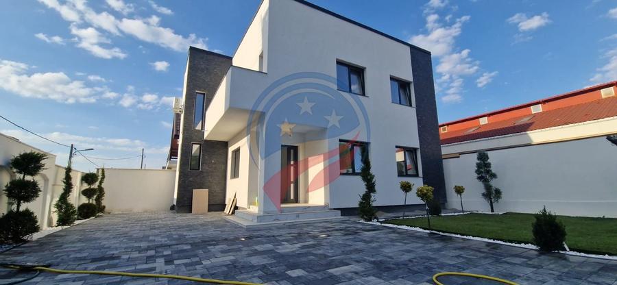 Casă individuală cu 4 camere cu Canalizare în Sud-Vest