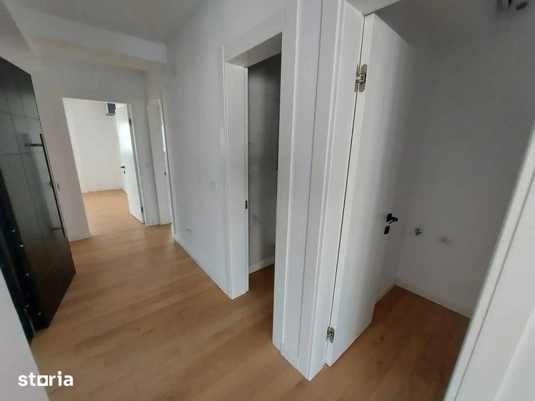 Apartament cu 3 camere decomandat în Polonă