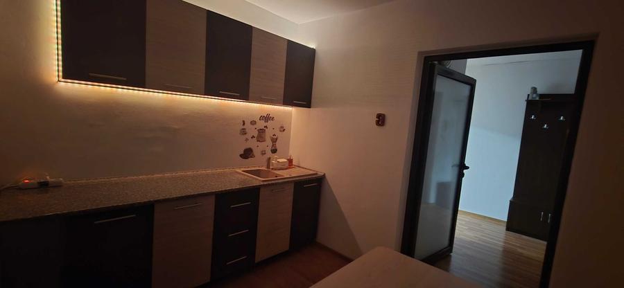 Apartament cu 3 camere semidecomandat, mobilat în Aradului