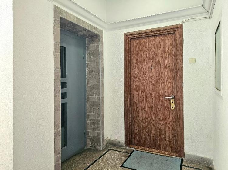 Apartament cu 3 camere decomandat în Romană