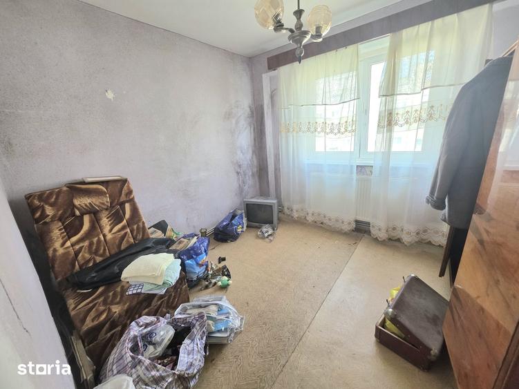 Apartament cu 3 camere semidecomandat în Viziru 3
