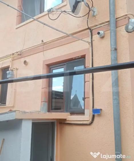 Casă cu 8 camere cu Teren 60 Mp în Astra