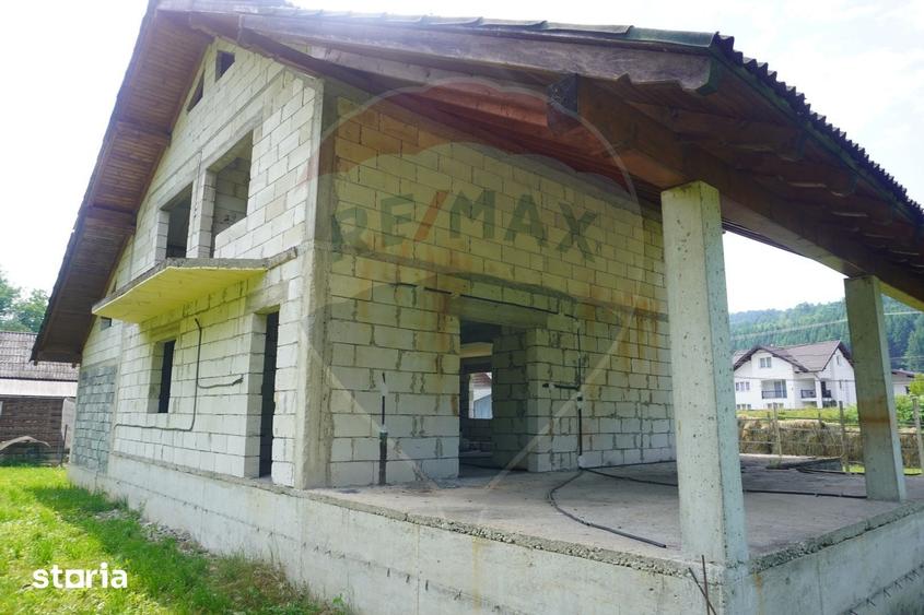 Casă cu 5 camere cu Teren 1640 Mp în Moisei