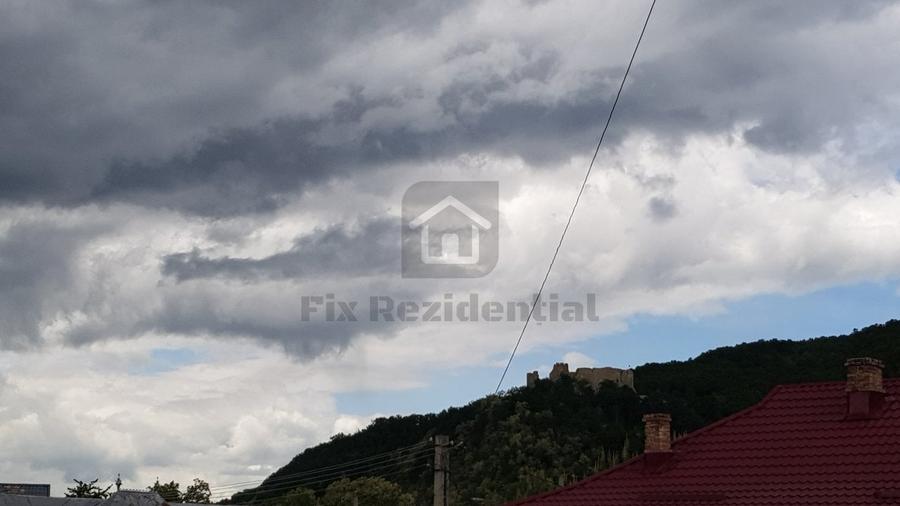 Casă individuală cu 9 camere cu Canalizare în Central