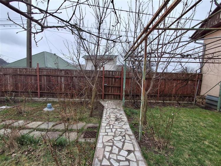 Casă individuală cu 7 camere cu Canalizare în Central