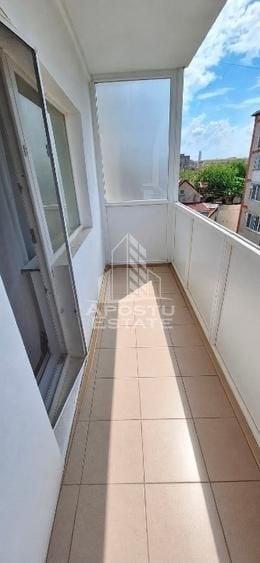 Apartament cu 3 camere semidecomandat, mobilat în Kiriac
