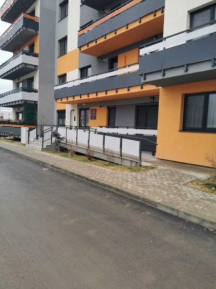 Apartament cu 3 camere decomandat în Tractorul