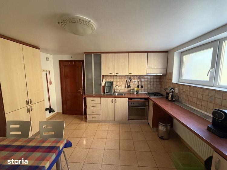 Casă cu 4 camere în Lipovei