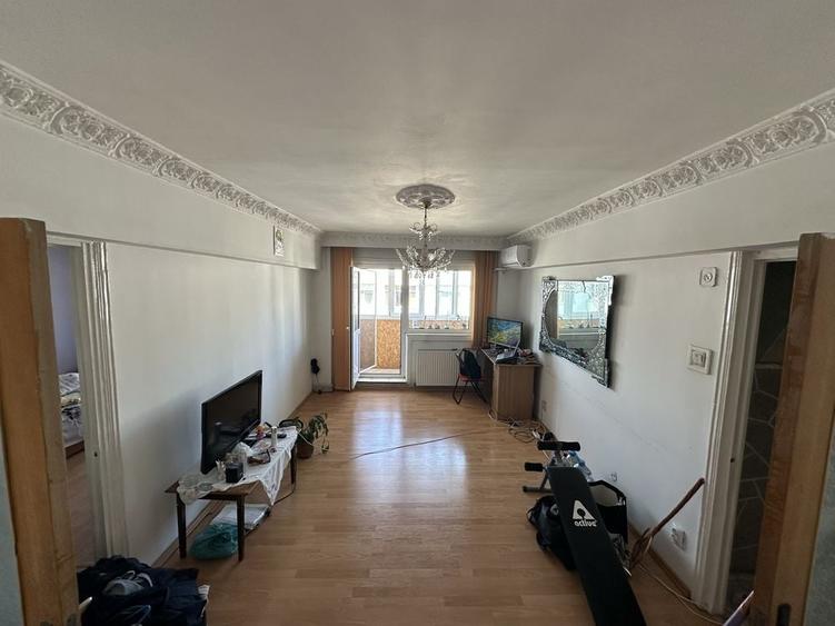 Apartament cu 3 camere semidecomandat în Dristor