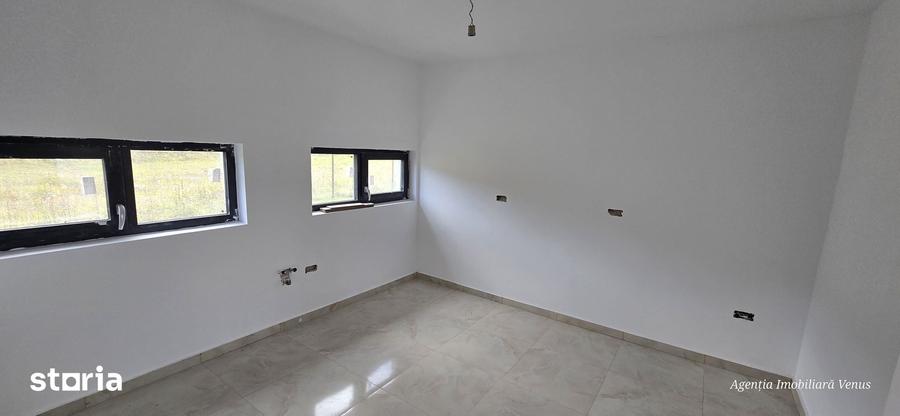 Casă cu 5 camere cu Teren 1000 Mp în Mihai Eminescu