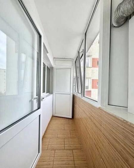 Apartament cu 3 camere semidecomandat în Rahova