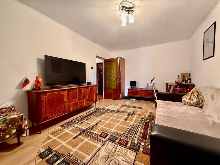 Apartament cu 3 camere decomandat, mobilat în Tineretului