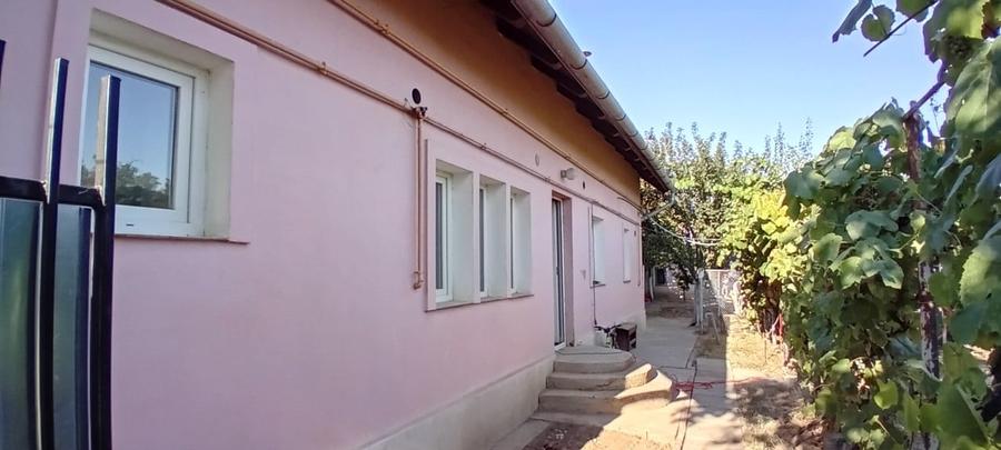 Casă individuală cu 3 camere cu Canalizare în Parța