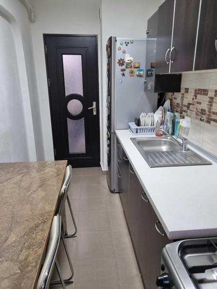 Apartament cu 3 camere semidecomandat în Craiovița Nouă