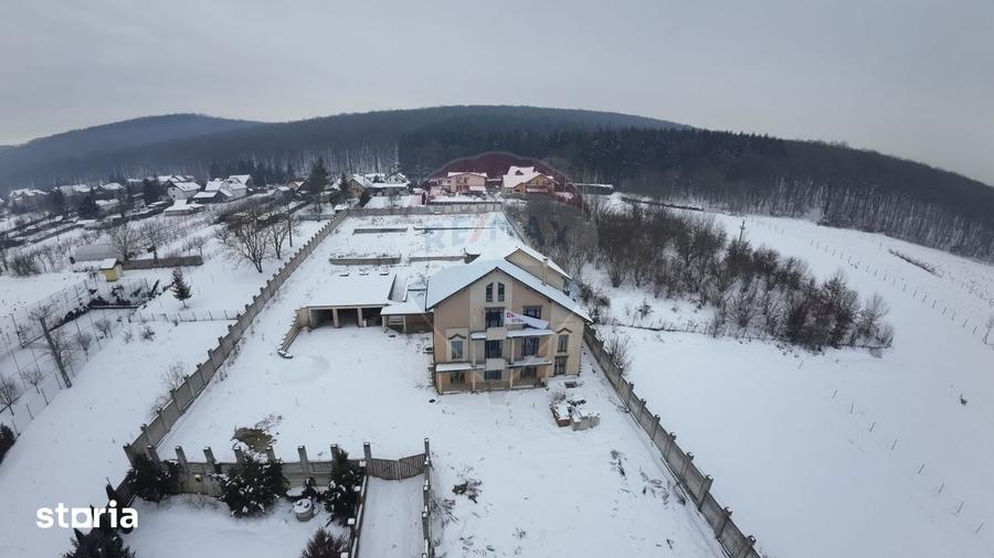Casă cu 7 camere cu Teren 3700 Mp în Livezeni