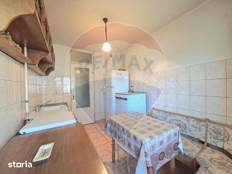 Zona 300, 3 camere, etaj 2, trei balcoane, fara comision . Pret fix ! - 1