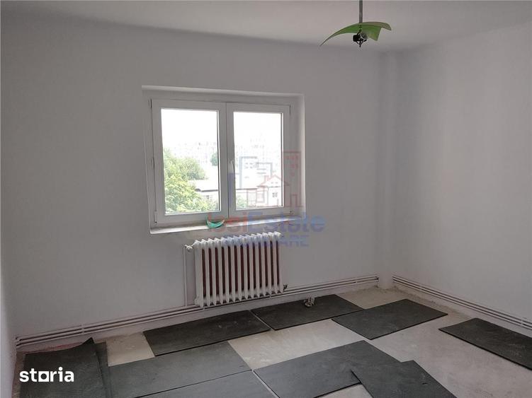 Apartament cu 3 camere semidecomandat în Dacia