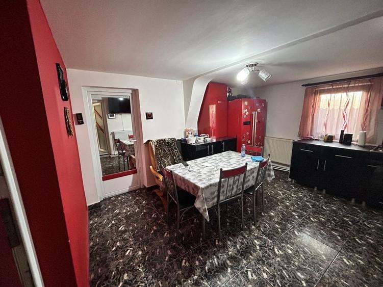 Casă cu 4 camere în Mihăești