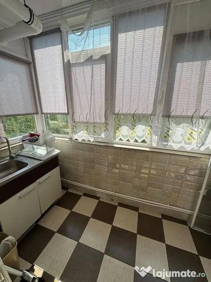 Apartament cu 3 camere decomandat în Poarta 6