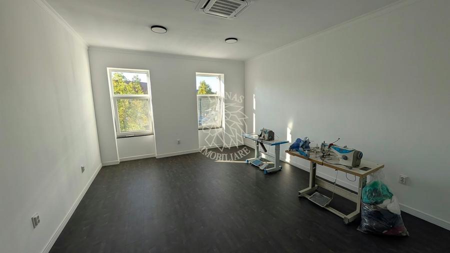 Apartament cu 3 camere semidecomandat în Central
