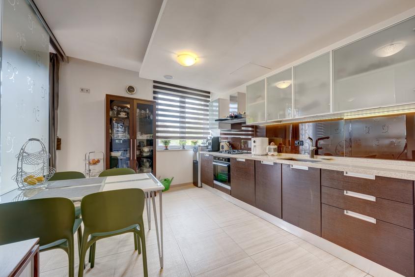 Apartament cu 4 camere decomandat în Băneasa