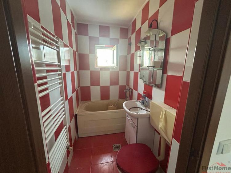 Apartament cu 3 camere, de , zona sud, scoala 8 - 8