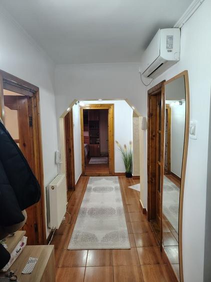 Apartament cu 3 camere decomandat în Est