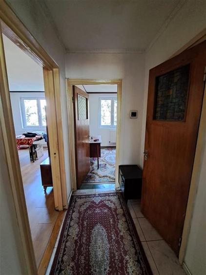 Apartament cu 3 camere semidecomandat în Berceni