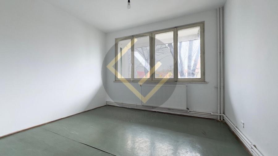 Apartament cu 3 camere semidecomandat în Obor
