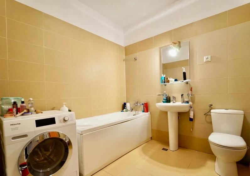 Apartament cu 3 camere semidecomandat, mobilat în Plopilor