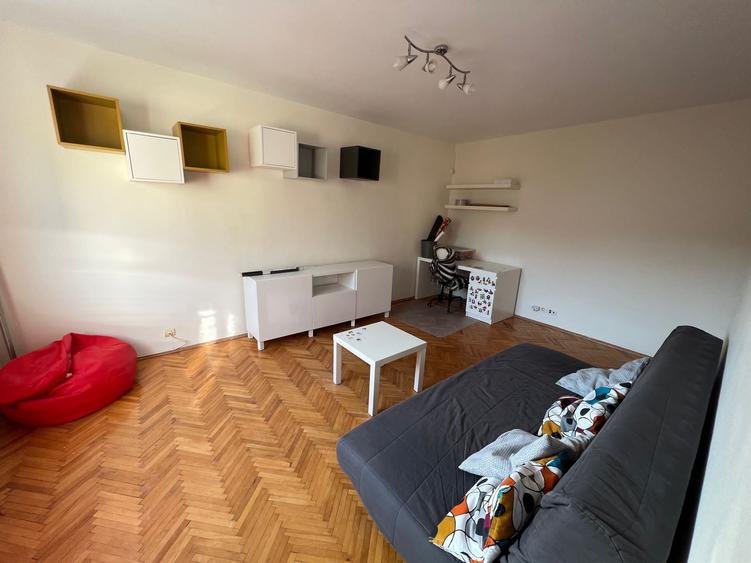 Apartament cu 3 camere decomandat, mobilat în Soarelui