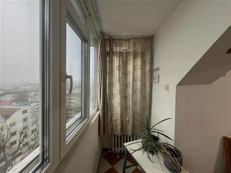 Apartament cu 3 camere decomandat, mobilat în Nicolina