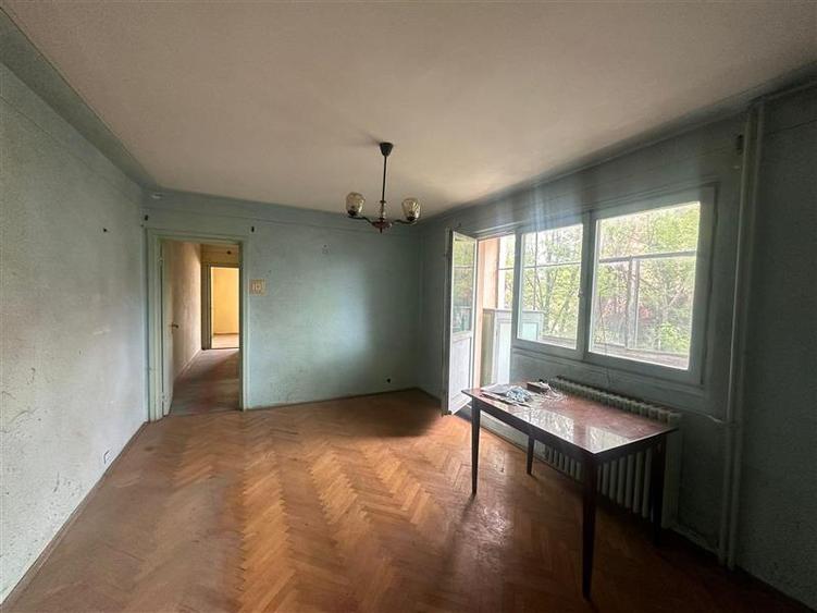 Apartament cu 3 camere semidecomandat în Tătărași