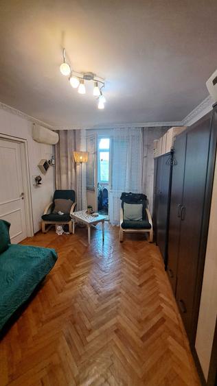 Apartament cu 3 camere semidecomandat în Centrul Vechi