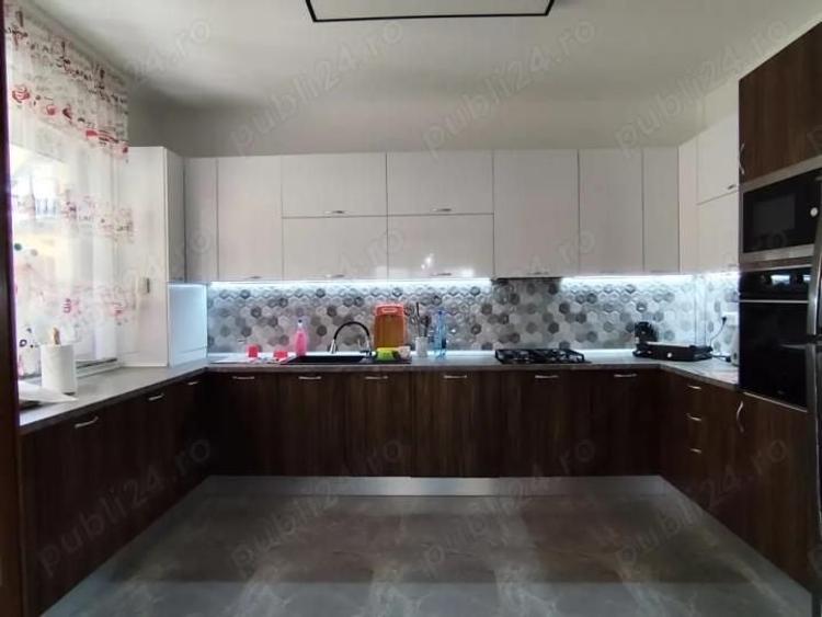 Duplex cu 5 camere cu Canalizare în Primo