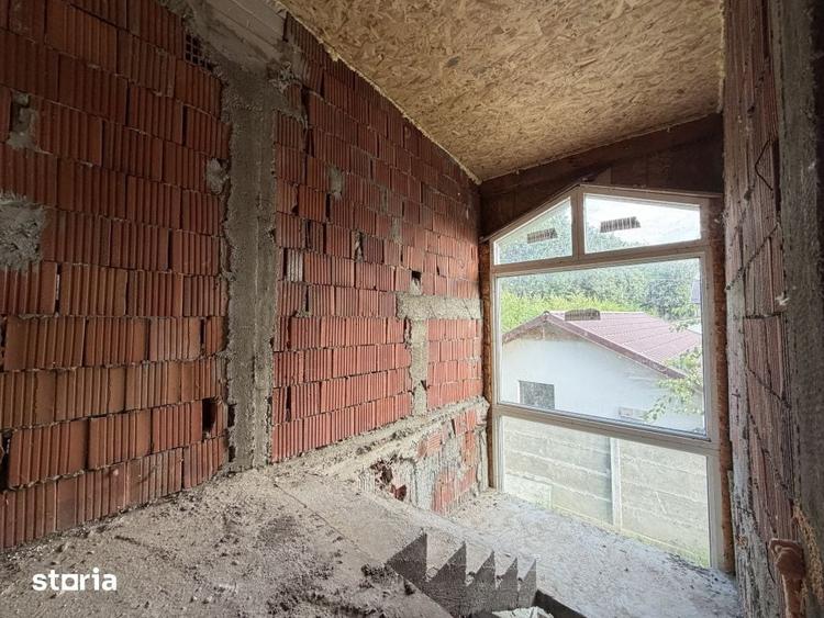 Casă cu 5 camere cu Teren 735 Mp în Sânmihaiu Român