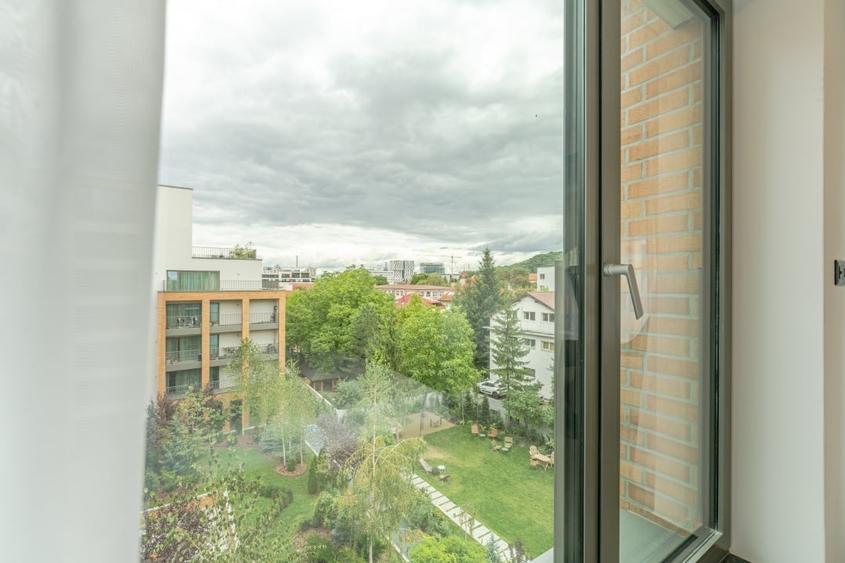 Apartament cu 4 camere decomandat, mobilat în Central