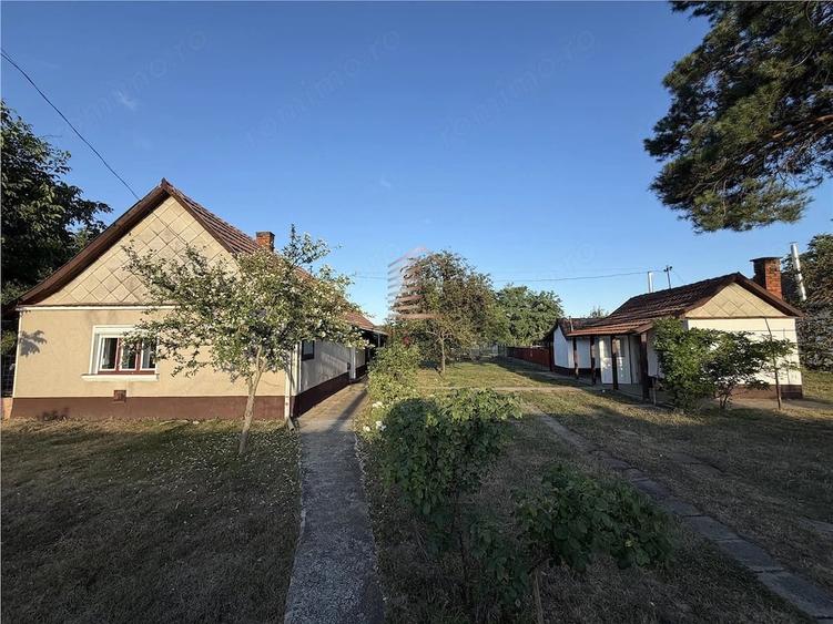 Casă cu Teren 4600 Mp în Periferie