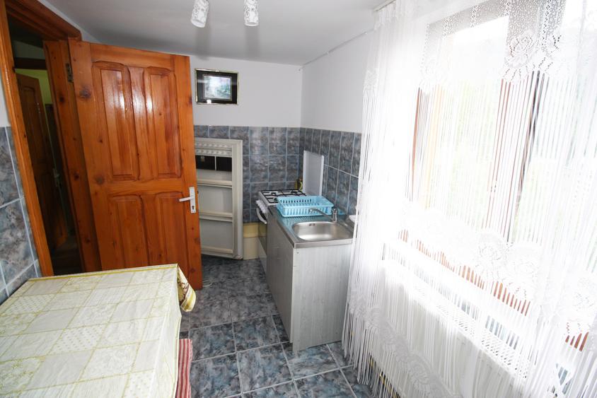 Casă individuală cu 8 camere cu Canalizare în Central