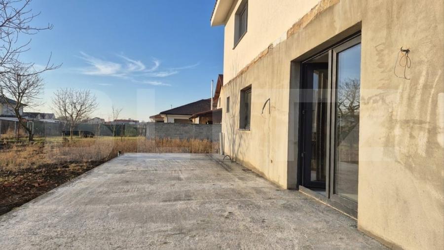 Casă individuală cu 4 camere cu Canalizare în Lazuri