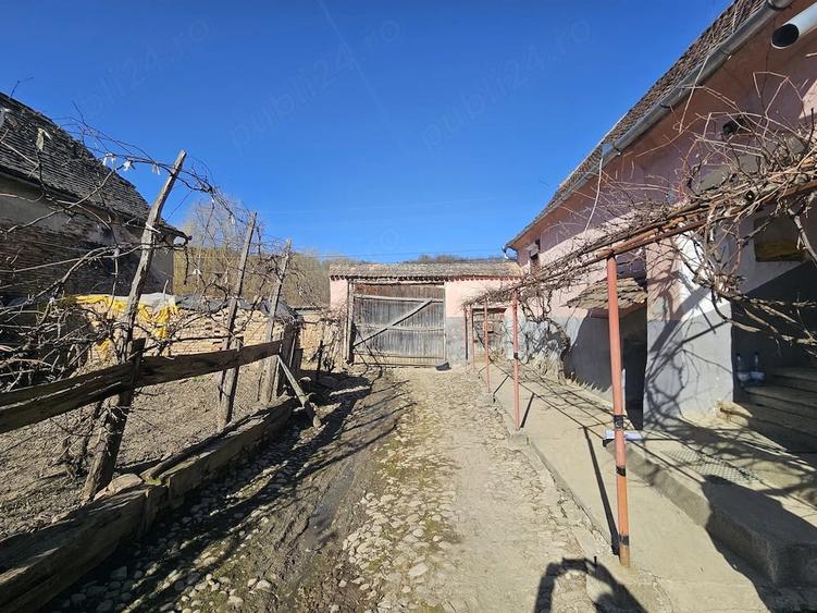Casă cu 2 camere cu Teren 1377 Mp în Cloașterf