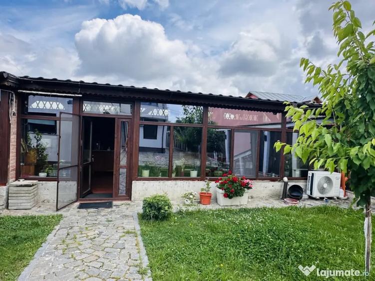 Casă cu 7 camere cu Teren 570 Mp în Roșu