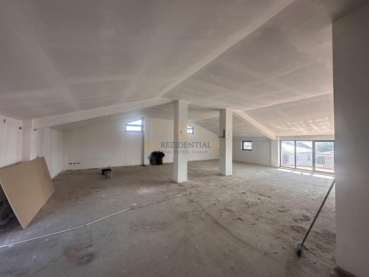 Casă individuală cu 8 camere cu Canalizare în Central
