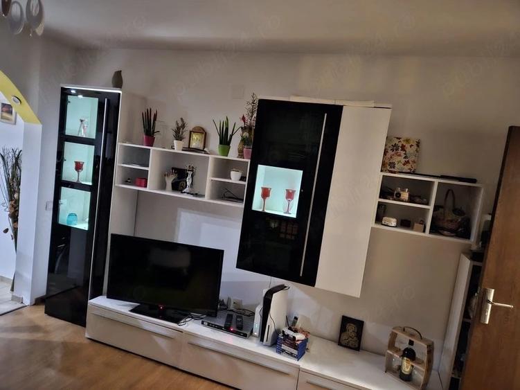 Apartament cu 3 camere decomandat în Girocului