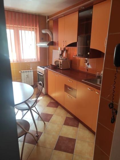 Apartament cu 3 camere decomandat în Titan