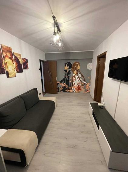 Apartament cu 3 camere semidecomandat în Podu Roș