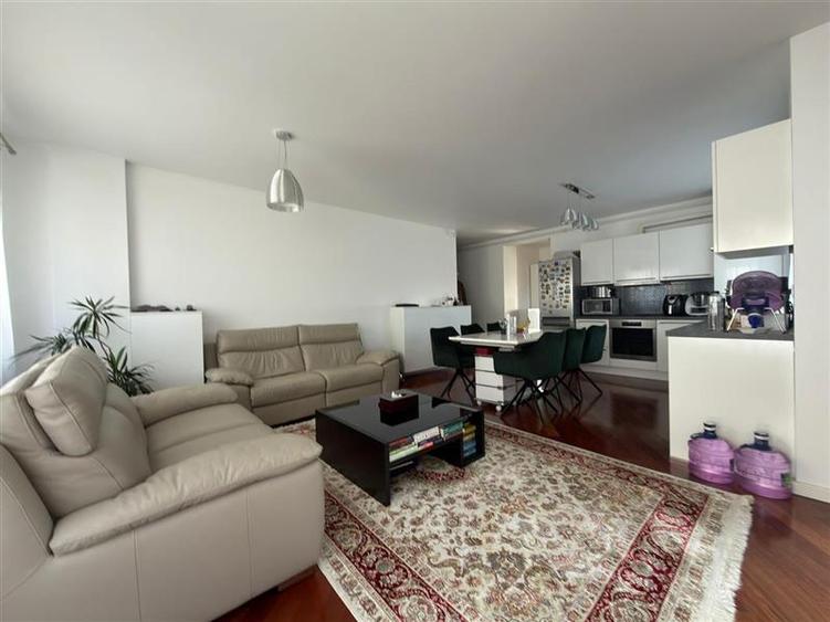 Apartament cu 3 camere semidecomandat în Borhanci