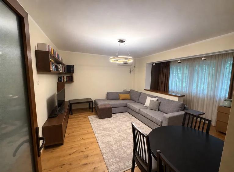 Apartament cu 3 camere semidecomandat în Drumul Taberei